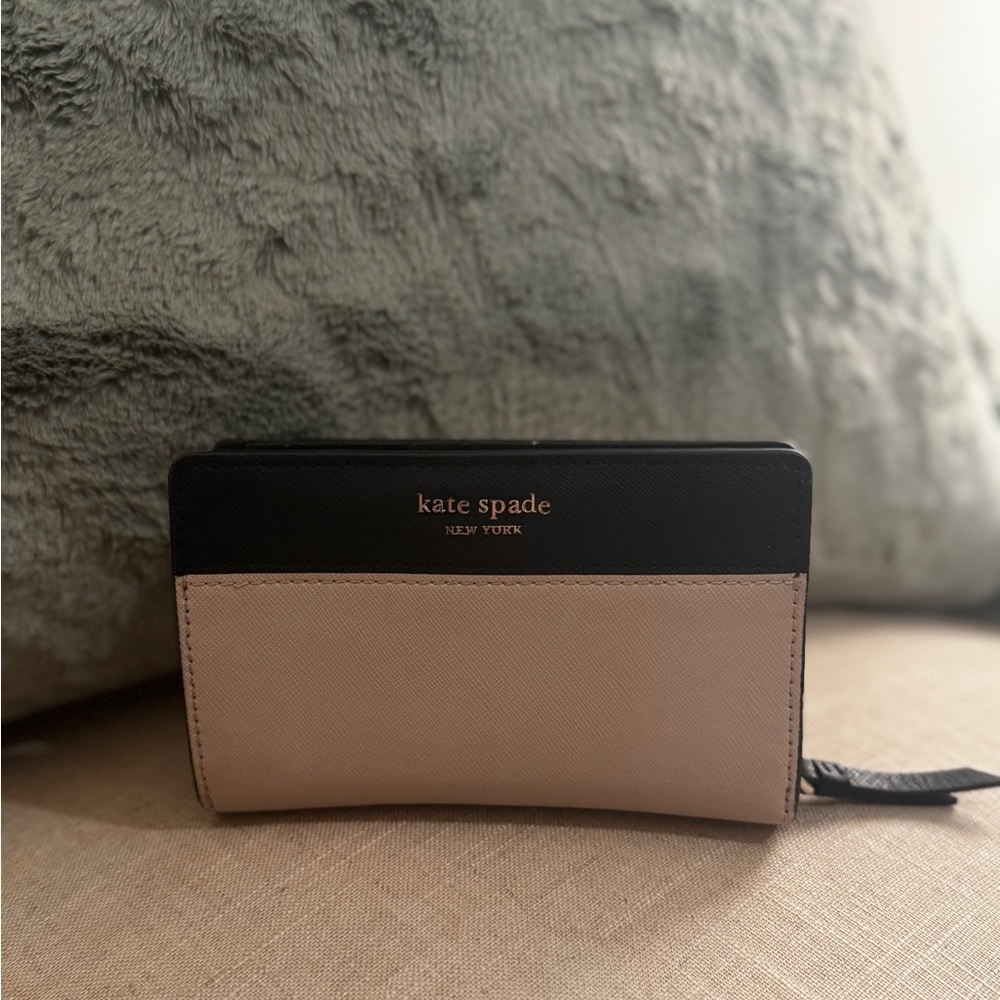LIKE NEW Kate Spade Leather Wallet
